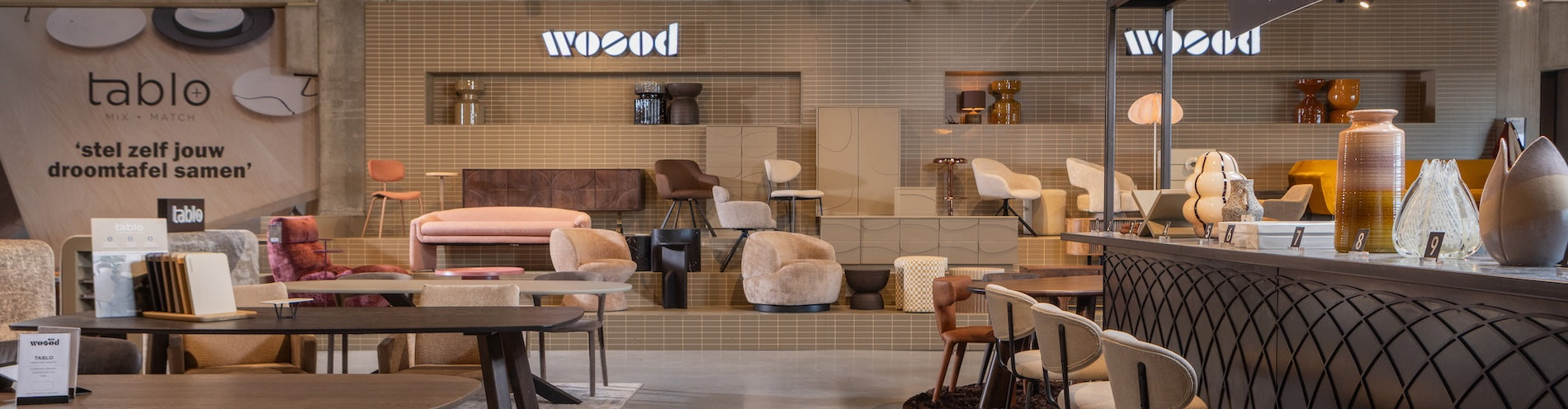 Interieurmuur in het Experience Center met opgestelde meubels waaronder kasten, stoelen, tafels en de Tablo serie