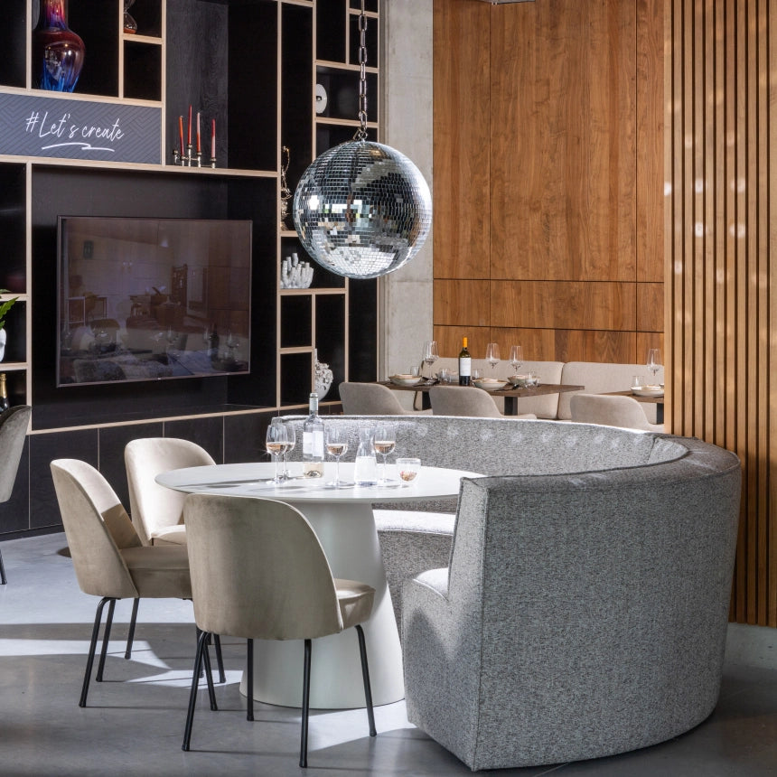 Stijlvolle eethoek met de Jorre eettafel, Voque eetkamerstoelen, Europa eetbank en een speelse Boney discobal als opvallend detail