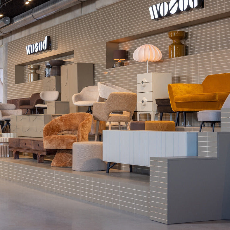 Foto binnen bij de Experience Center in Hoorn waar de meubels van WOOOD tentoongesteld worden. 
