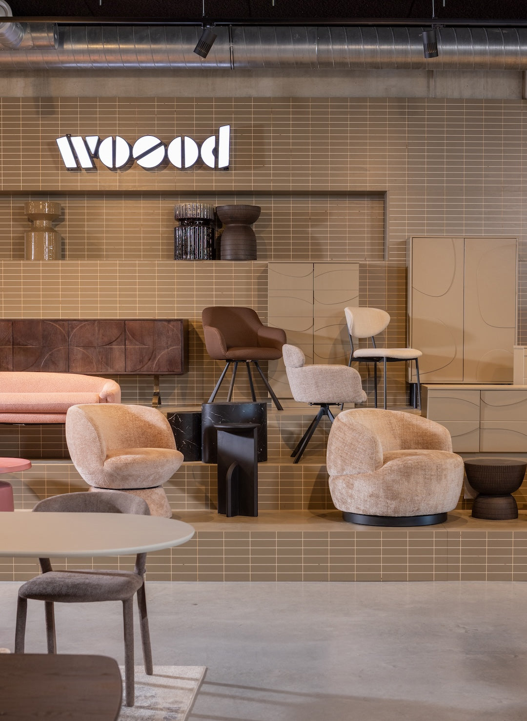 Wand in het Experience Center met diverse meubels zoals kasten, stoelen en tafels