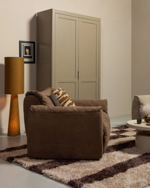 Sfeerbeeld uit het Experience Center met de Loft vloerlamp, Baggy fauteuil en Gunnar opbergkast in een huiselijke setting