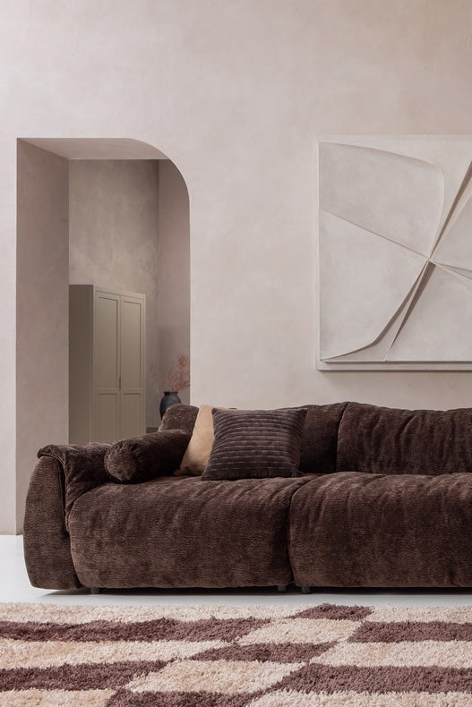Baggy 3D 3-zitsbank in donkerbruine chenille met decoratieve kussens, geplaatst op het bruine Fafa vloerkleed