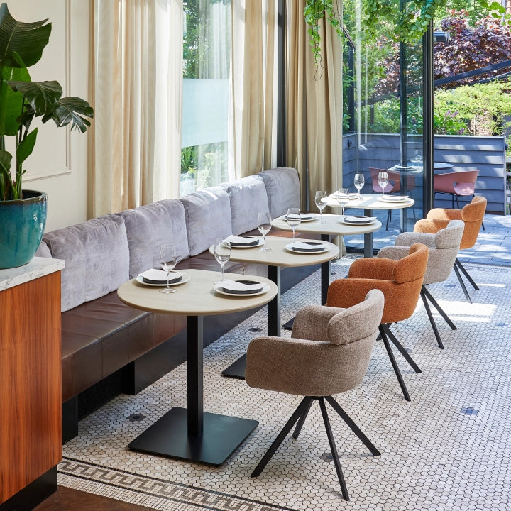 Opstelling van massief eiken Tablo bistro eettafels in een restaurant