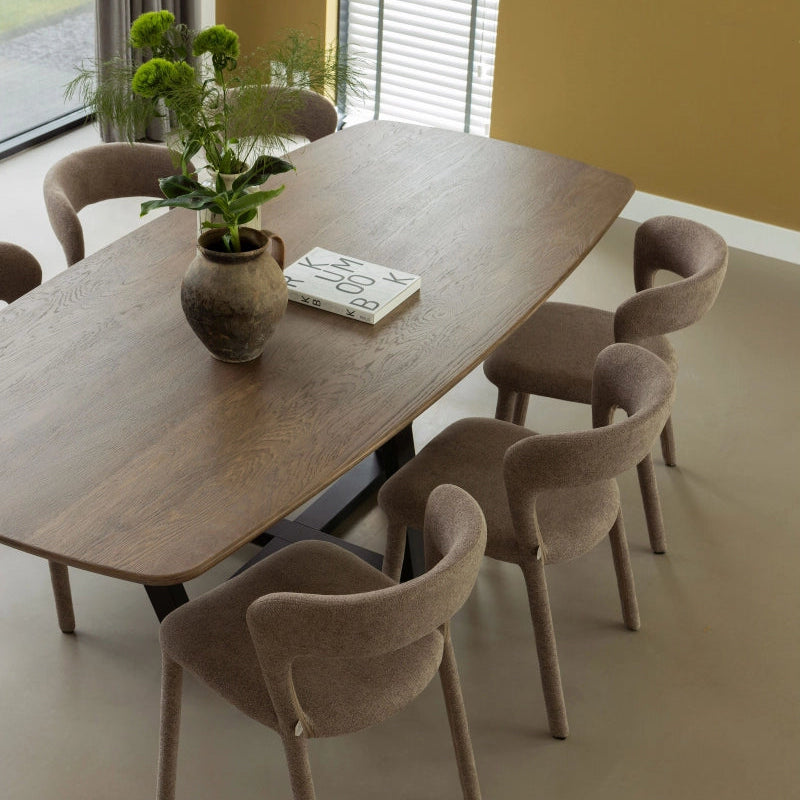Tablo eettafel met taupe Noble eetkamerstoelen, gedecoreerd met een vaas en accessoires