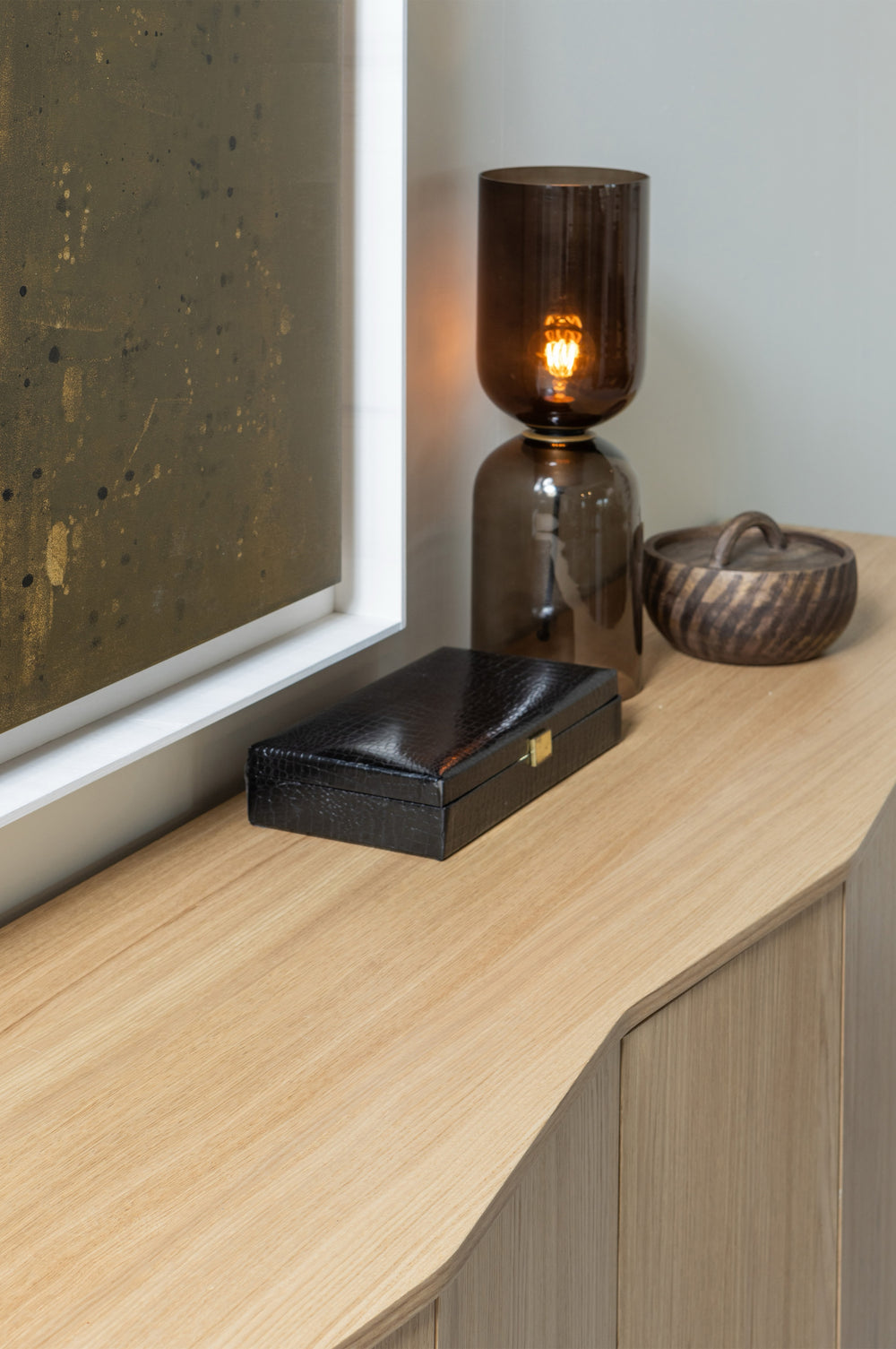 WOOOD Zuma dressoir in een interieur, voorzien van een sfeervolle Gigi tafellamp