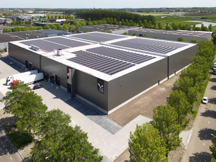 Luchtfoto van de fabriek van De Eekhoorn in Zwaagdijk, zichtbaar met zonnepanelen op het dak
